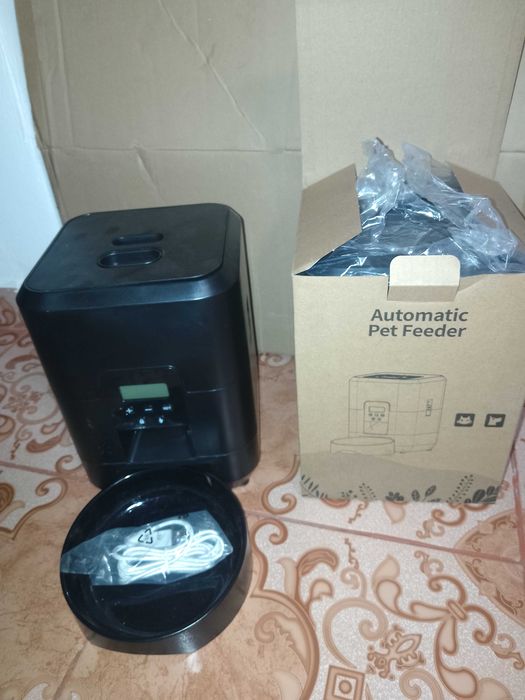 Hrănitor automat cu adaptor sau pe baterii pentru catei sau pisici .