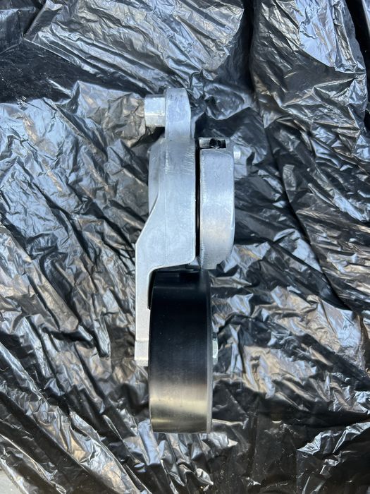 Продам натяжитель ремня