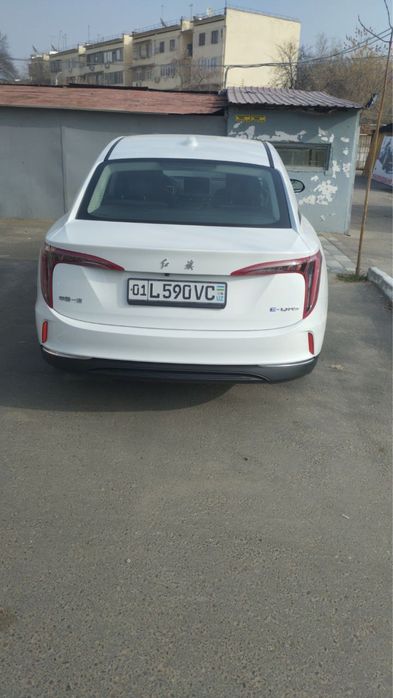 Hongqi EQM 5 oq rangda top toza moshina 2024 yil 15800 probeg