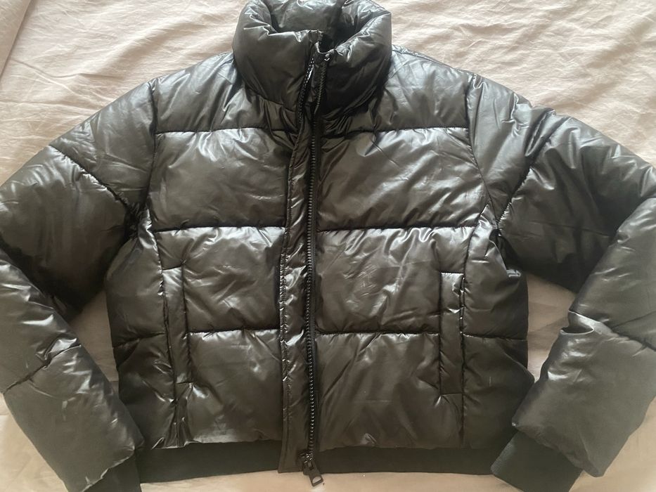 Продам куртку женскую.