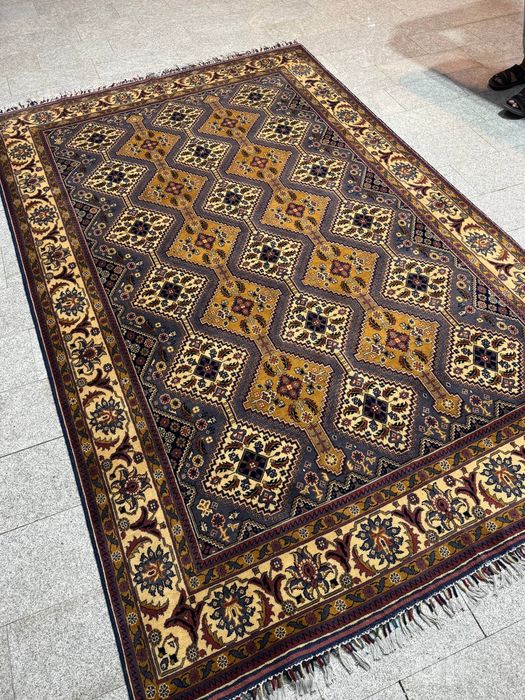 Гилам (Afg'on gilamlari qo'lda to'qilgan)