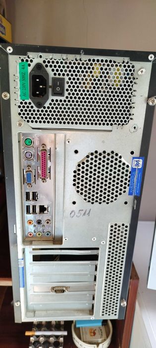 Компютър и монитор