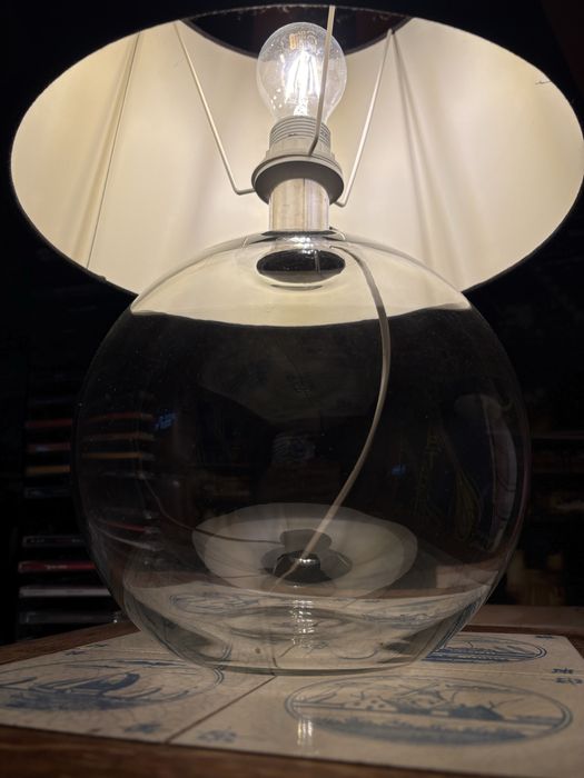 Стилна настолна лампа със стъклена основа