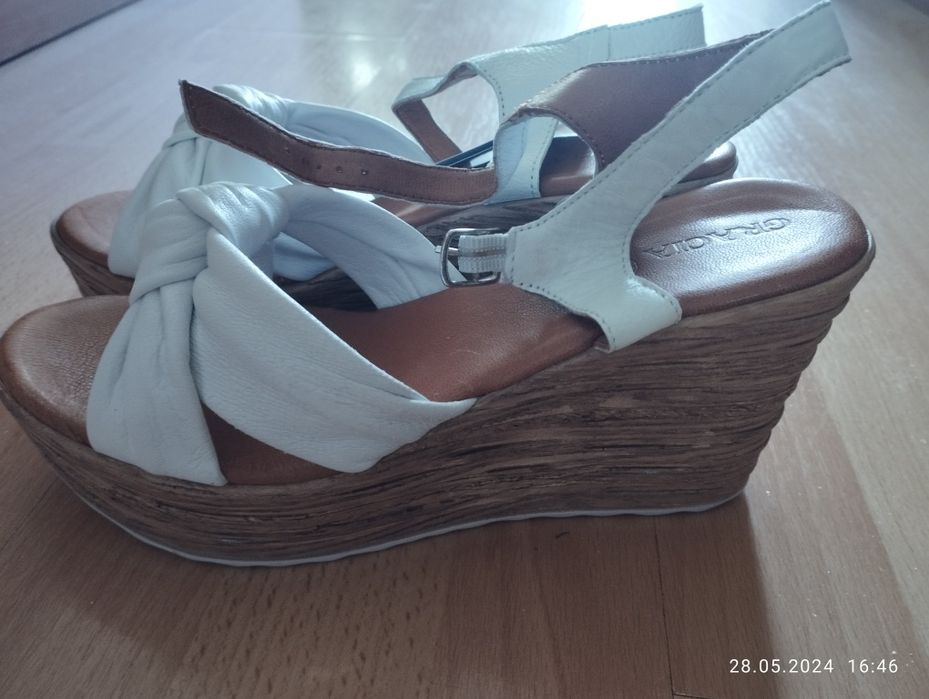 Дамски обувки ( български)