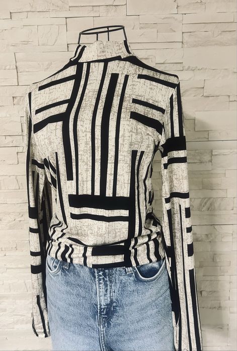 Maletă bej cu negru, foarte frumoasa.