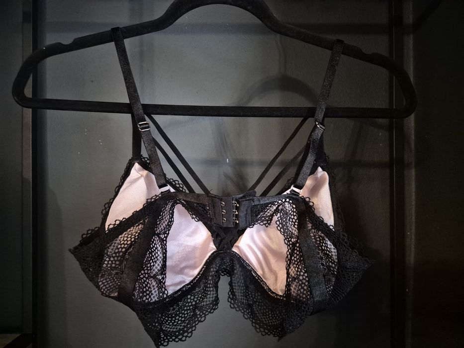 Sutien damă din dantelă neagră – elegant & feminin