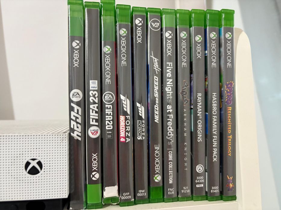 Xbox one S 1 tb storage cu jocuri si cont de fortnite