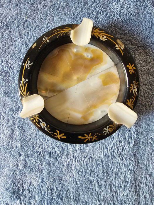 Антикварная пепельница.