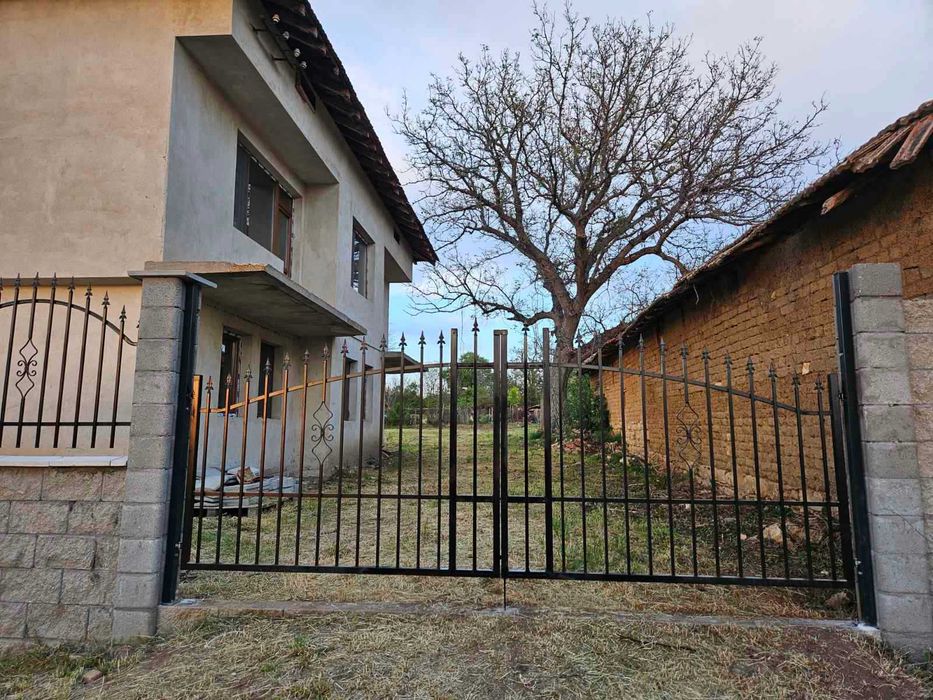 Продава се Къща в с. Камен, Област Велико Търново - 440 кв.м за 182 €/кв.м - Снимка #2