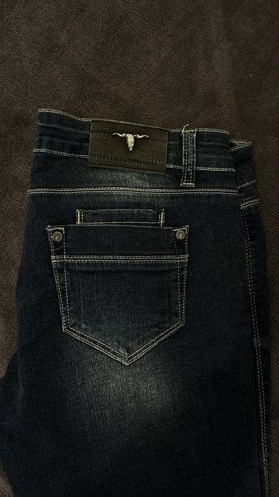 Blugi Slim Fit cu detalii metalice Cow Skull ( marimea 38/40 )