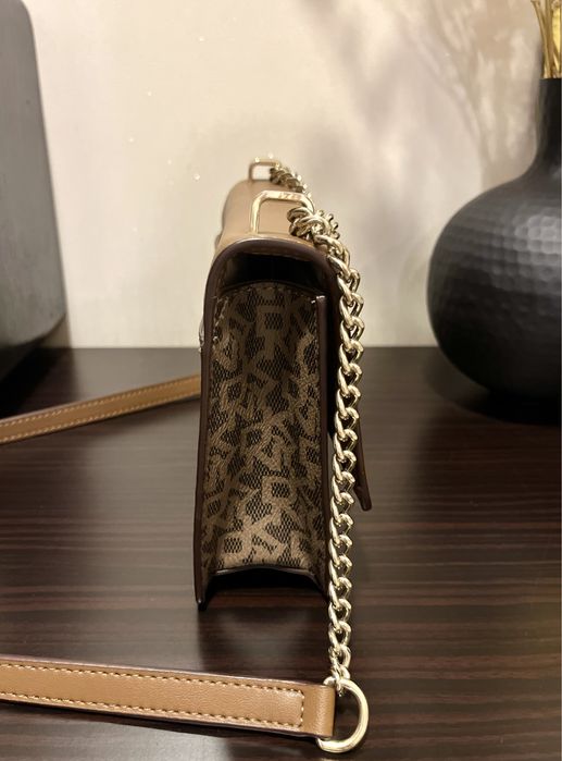 Кожаная сумка DKNY