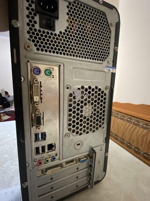 Компьютер(монитор,блок питания,клавиатура,мышка)