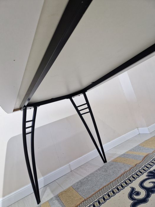 Обеденный стол для кухни