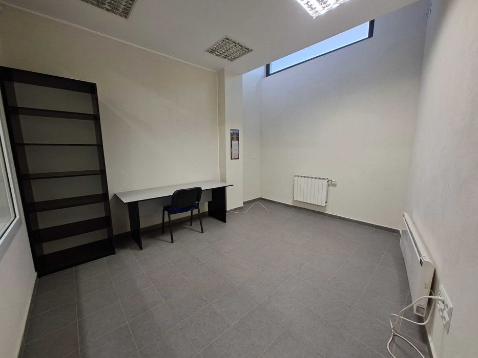 Отдава под наем склад в жк Младост 1А