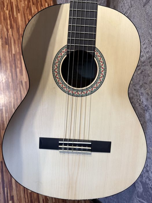 Гитара практически новая