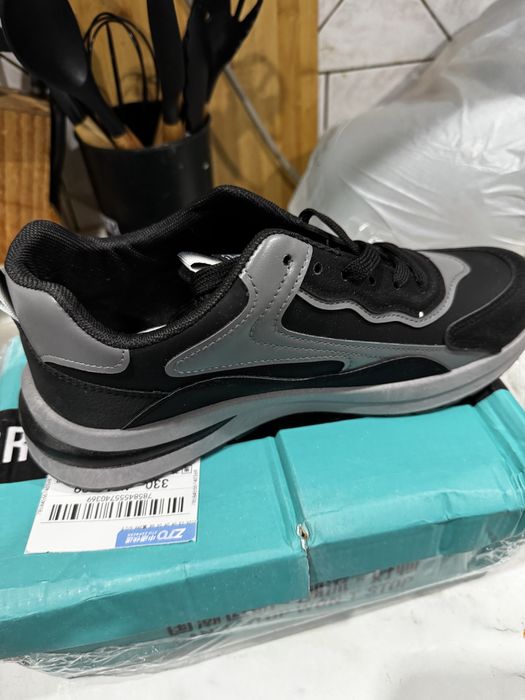 Новые кроссовки.