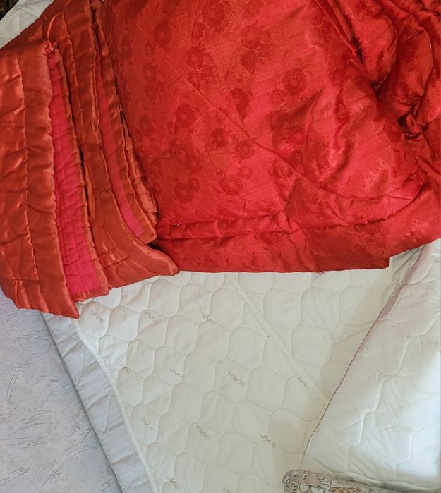 Отдаём матрас,корпешки,покрывала