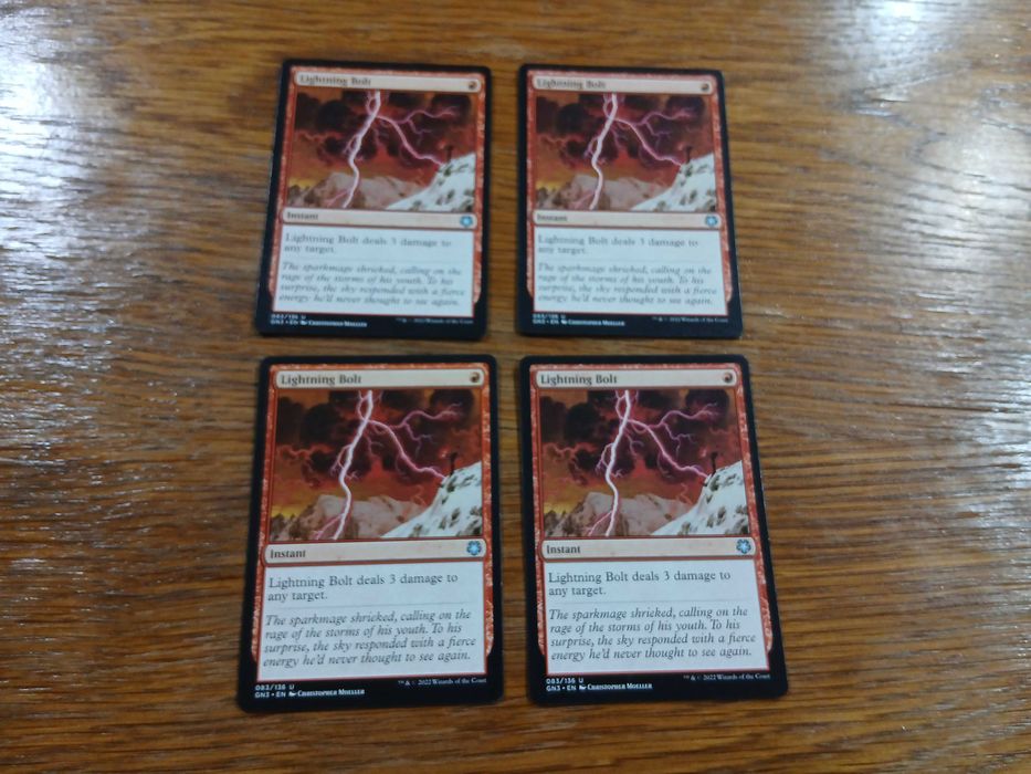 set 4 carti joc Lightning Bolt (GN3) pt Magic The Gathering