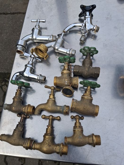 Vând robineți de apa