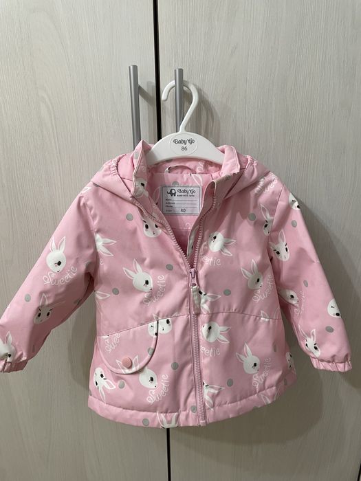 Продам весеннюю куртку с капюшоном