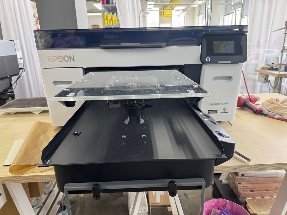 Продавам DTG принтер Epson SureColor F2200 – почти нов