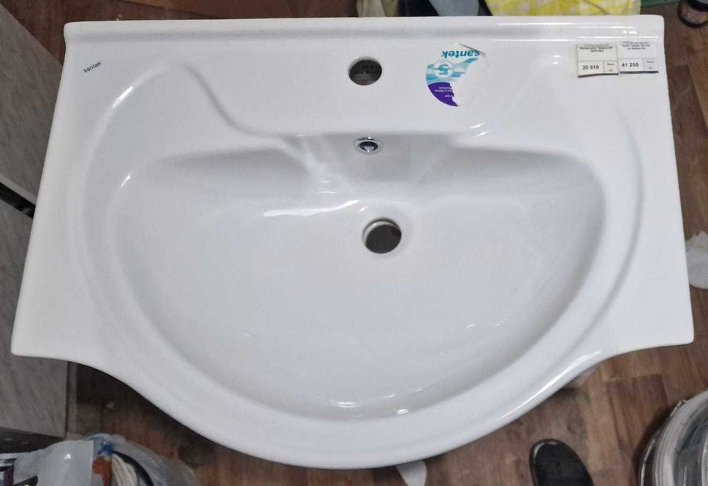 Умывальник для ванной, тумба, шкаф навесной.