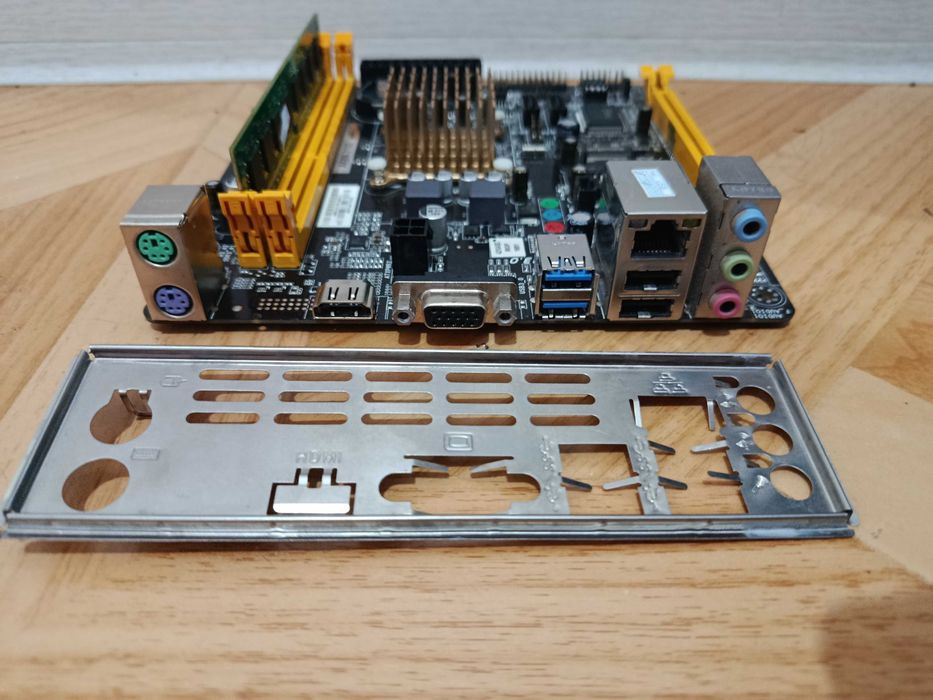 Платы DDR3 есть 3 штуки