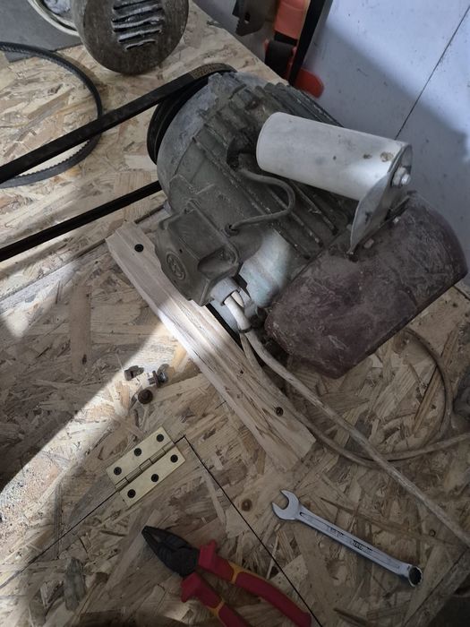 Vând moară cu motor monofazic și lădoi