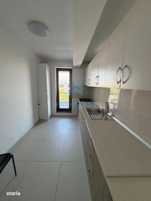 Sisesti 4 camere cu balcon si loc de parcare