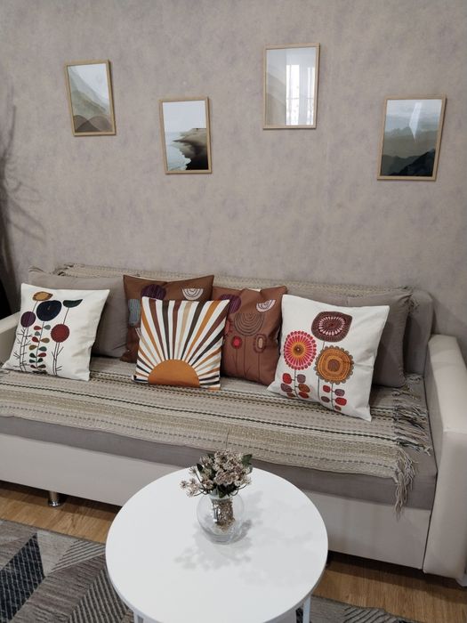 По часам ,ночь, день,сутки