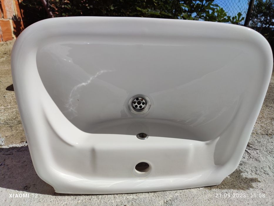 Мивка с полуконзола