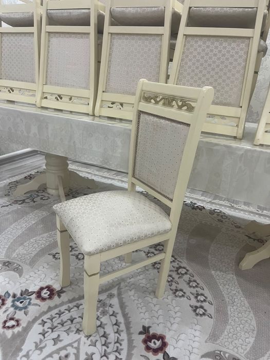 Стол и стуля для гостиной