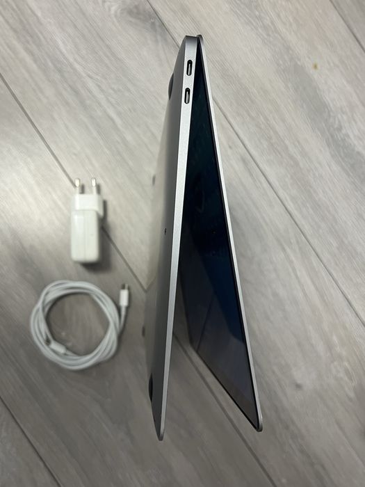 MacBook Air 13 - M1 (2020) baterie 85%