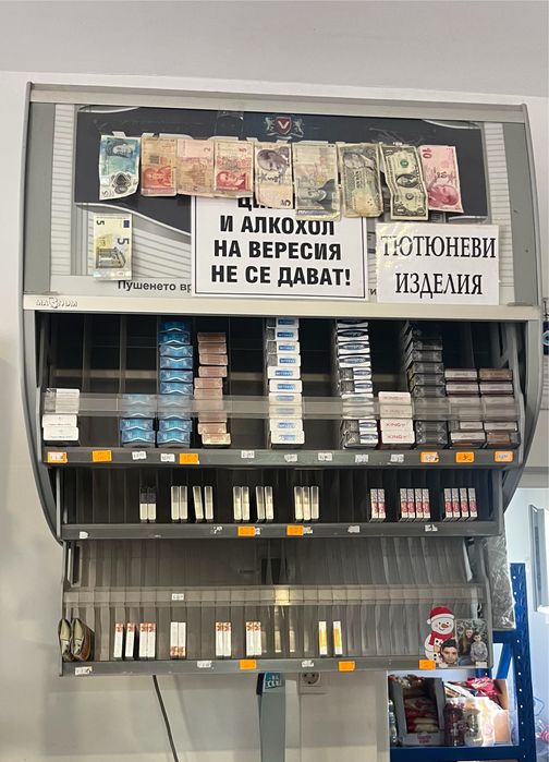Професионален стелаж за цигари и тютюневи изделия с осветление