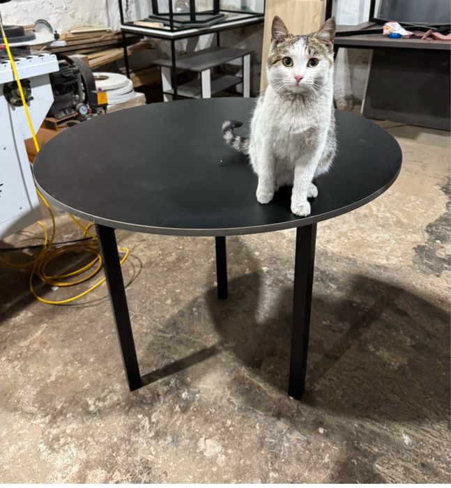 Круглый стол от производителя для кафе