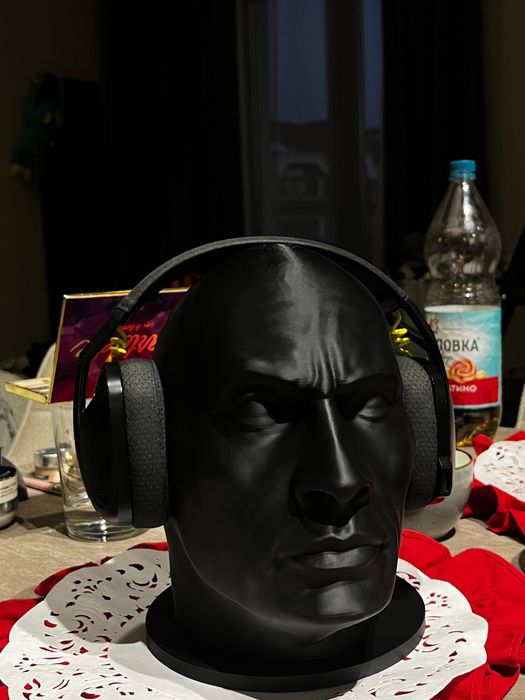 Стильная подставка для наушников (голова)