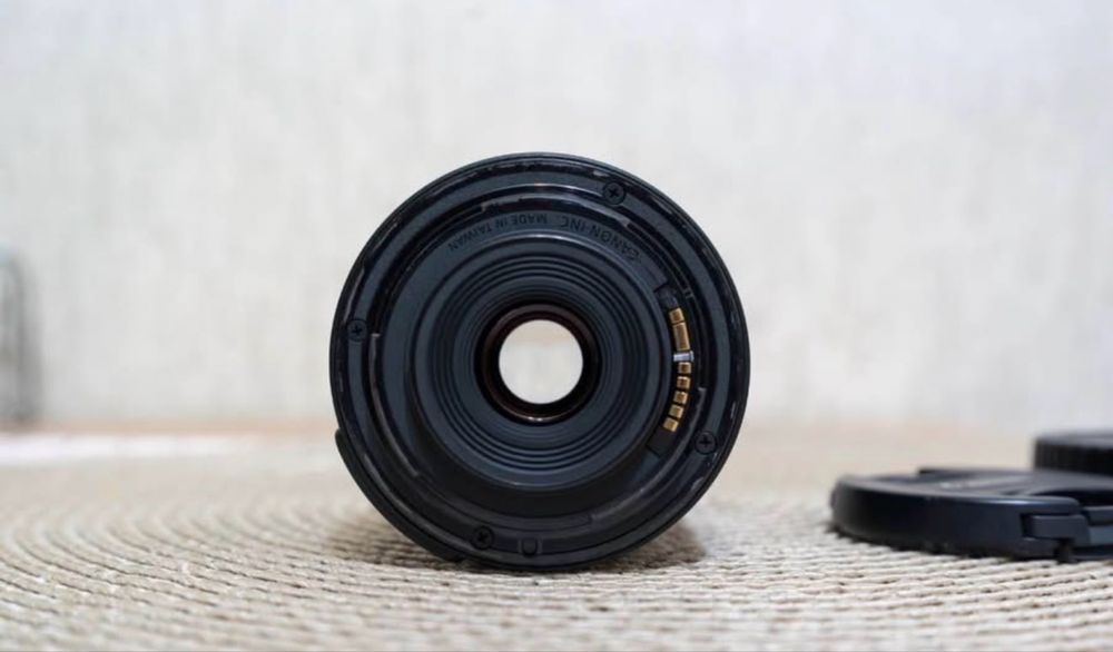 6600 кадъра + подарък чанта DSLR фотоапарат CANON EOS 2000D