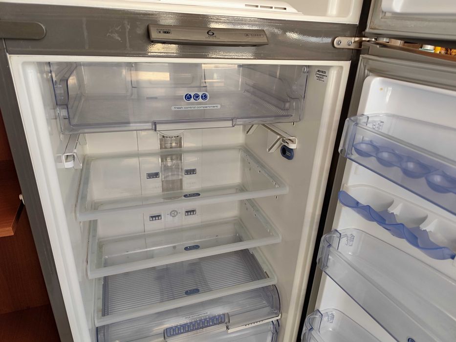 Голям хладилник Whirpool с проблем