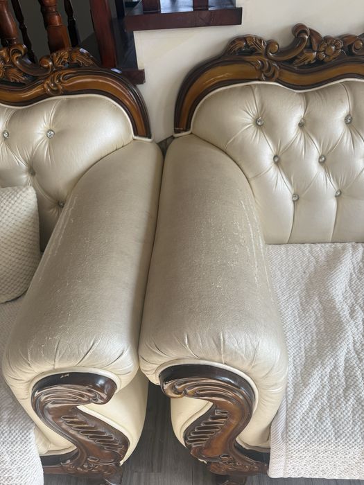 Диван с креслом с подушками