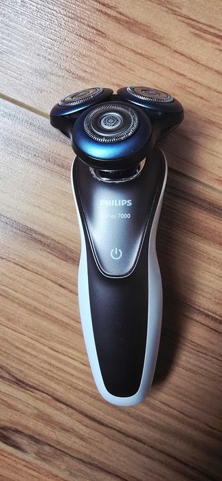 Електрическа самобръсначка Philips 7ма серия, пълен комплект + резерви