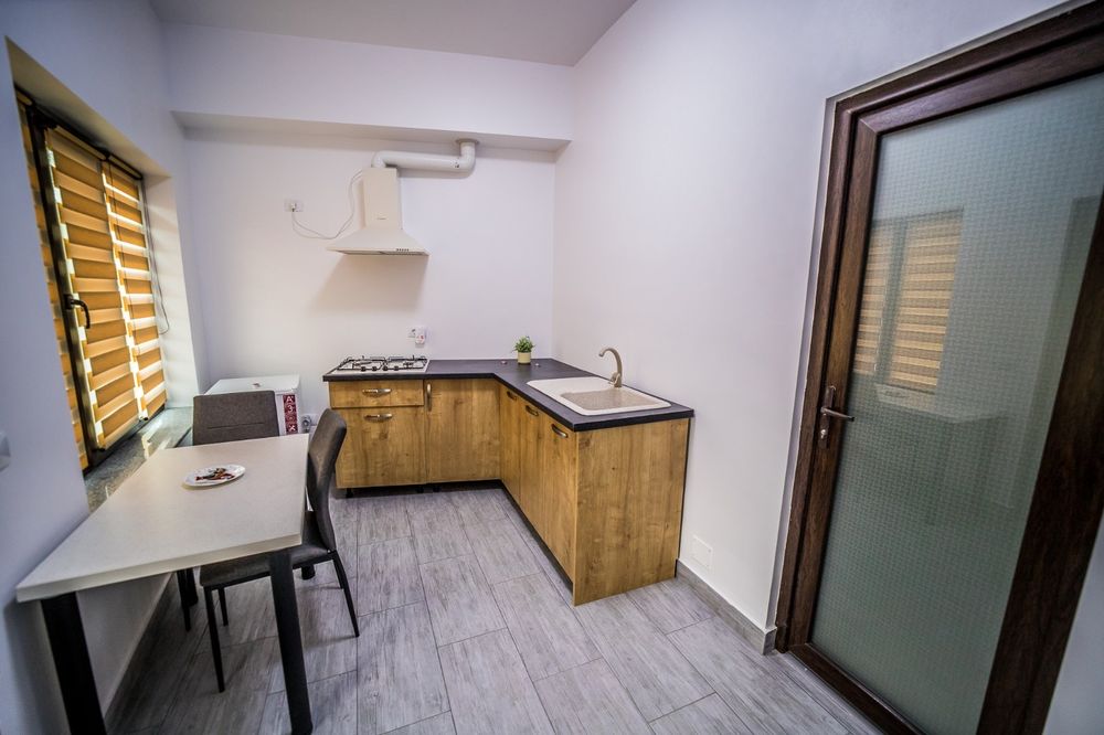 Firmă inchiriază in regim hotelier spații de cazare in 2 locații