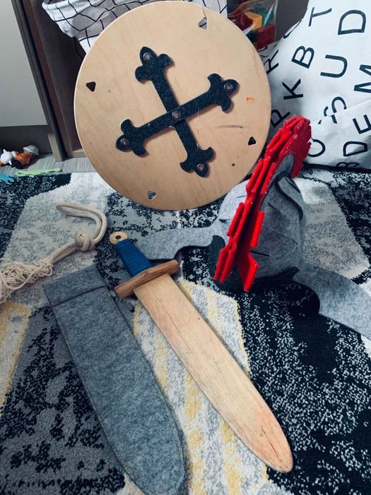 Набор рыцаря: щит, меч и шлем деревянные