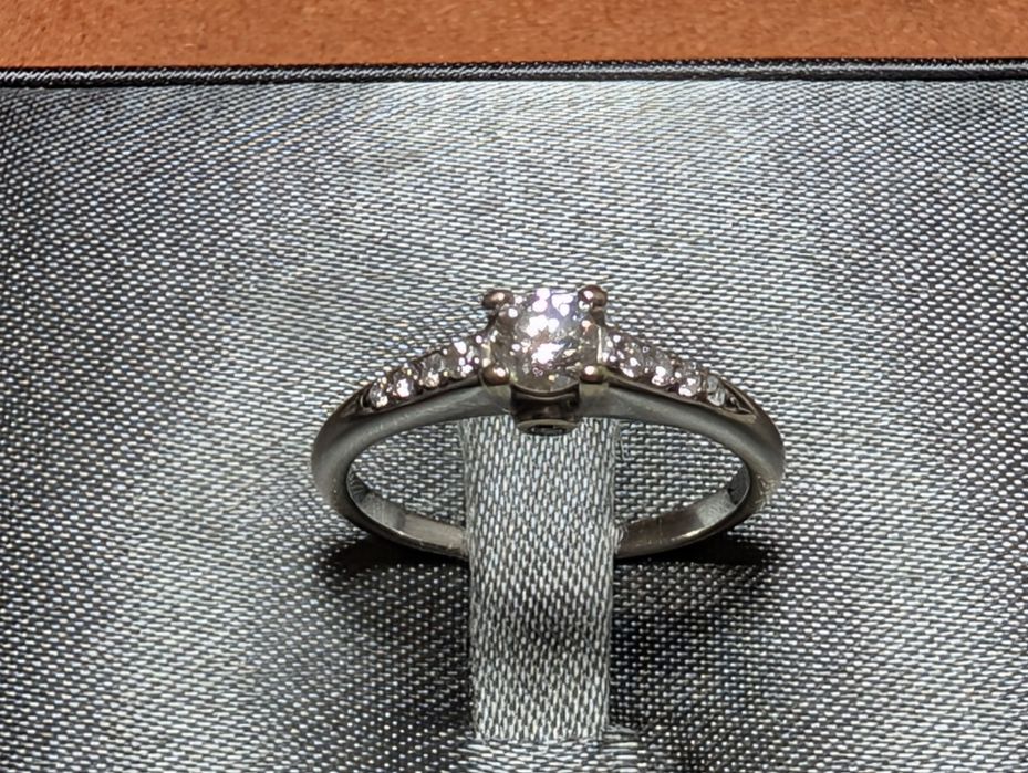 Годежен  пръстен с диаманти