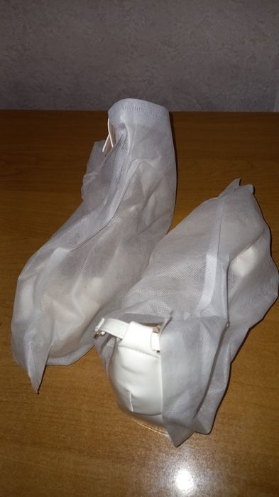 Белые туфельки и бантиком