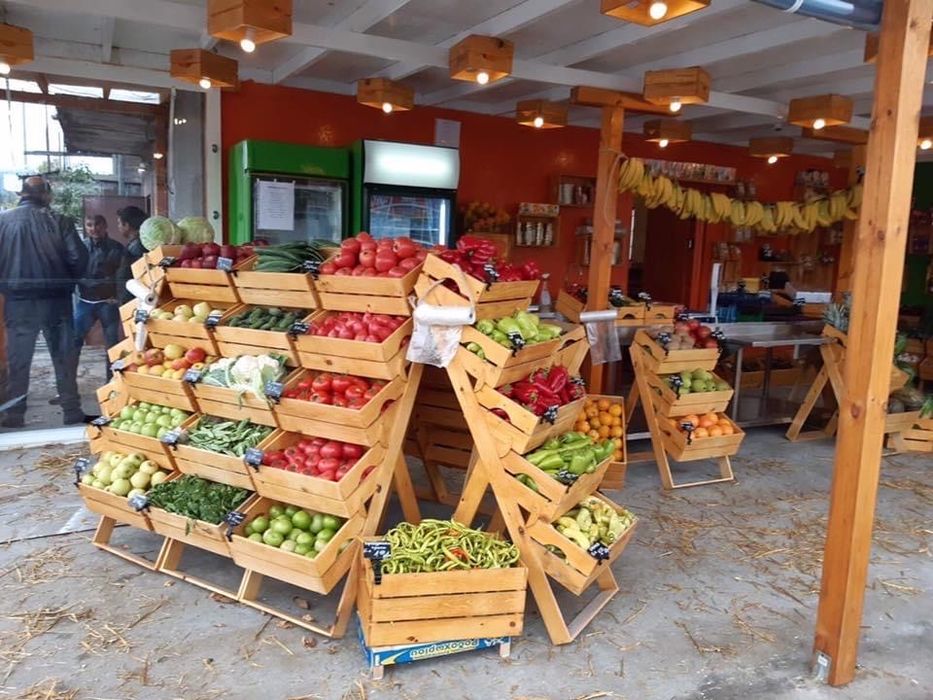 стъпаловиден дървен стелаж за плод и зеленчук