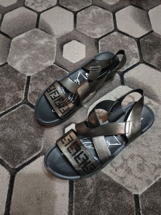 Продам  женские сандалии