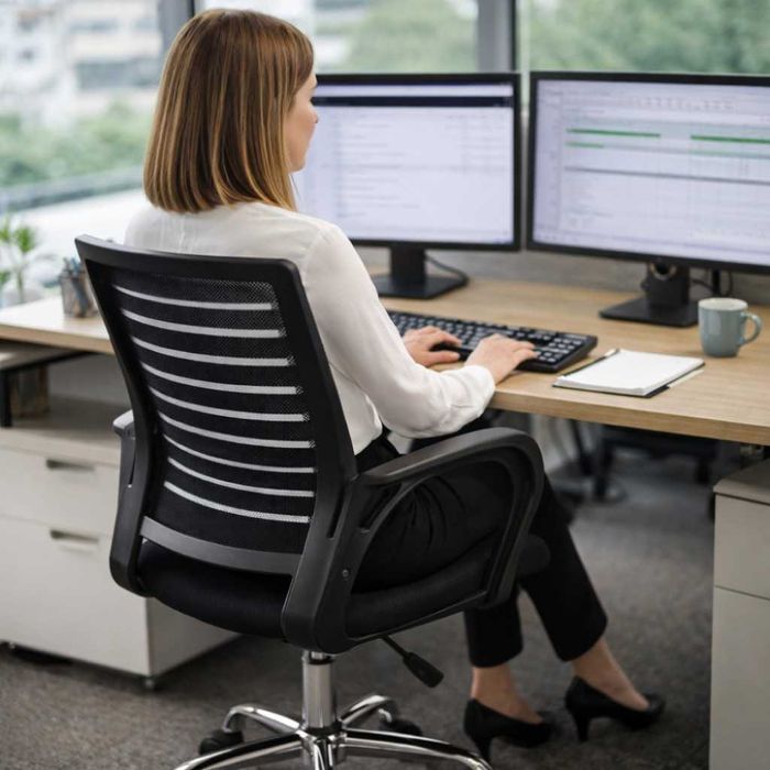 Въртящ се офис стол с регулируема височина и ергономични подлакътници