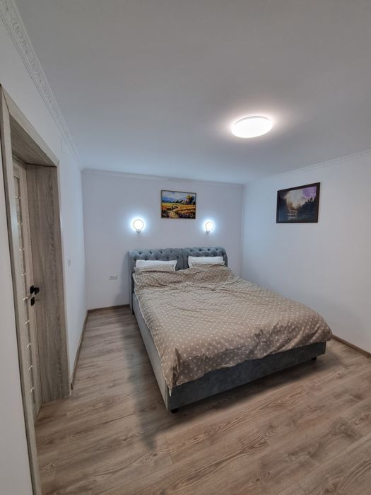 Închiriez casa la curte zona centrala