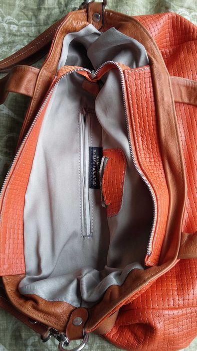 Оранжева италианска кожена чанта и черна кожена чанта