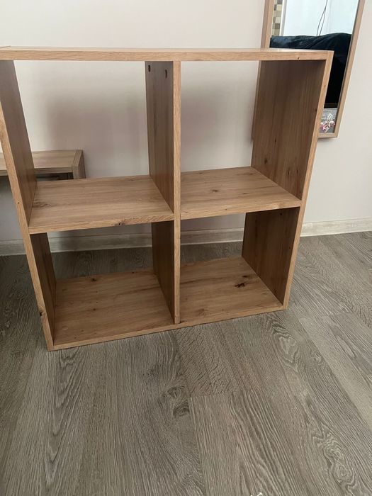 Raft modern din lemn, în stare excelentă. Perfect pentru dormitor, living, birou sau apartament de student.